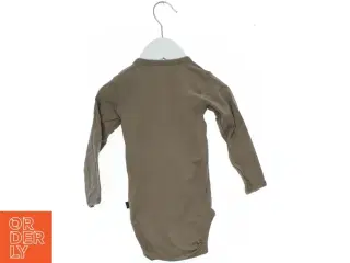 Brun body med bilprint fra Kids Up (str. 74)