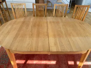 Spisebord eg,2 plader og 4 stole