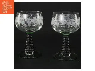 Glas med grøn fod (str. Ø 6,5 cm længde 11,5 cm)