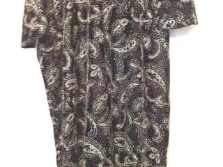 Fest kjole med skønt paisley mønster./ Str: 48/50