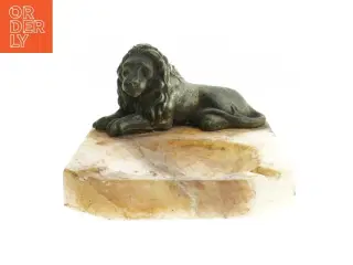 Løvefigur på marmorbase (str.  16x12 cm)