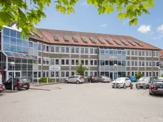 Velbeliggende kontorer med fælleskantine og fitnesscenter