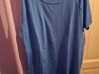 Blå t-shirt fra Cellbess I str. 54-56
