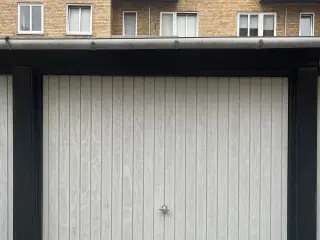 Lukket garage med EL til leje på Thuresensgade 14B. Fyn.