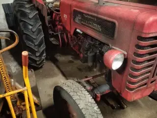Traktor IH B275 diesel ( International Harvester )