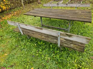 Fast bord og bænke!
