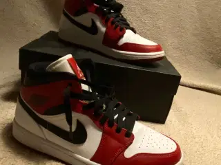 Nike Air Jordan 1 Mid Chicago 