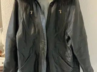 Sort læderjakke sælges