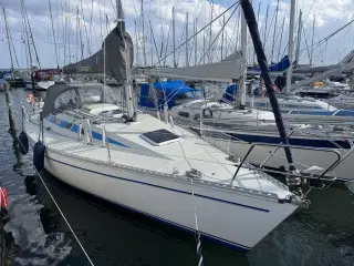 Rummelig sejlbåd med nyere motor – Søsættes 24. ap