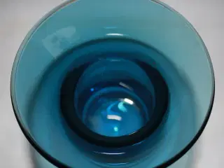 Lin Utzon, Vase af blåt glas