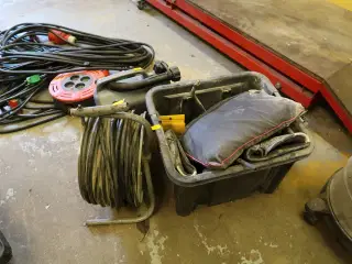 Kabeltromle samt kasse med indhold