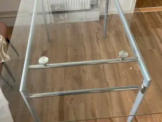 Spisebord med stålben