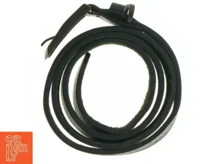 Læderbælte med metalspænde (str. 92 cm)