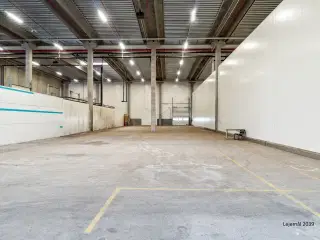 Logistiklejemål med porte og ramper og en loftshøjde op til 10 meter