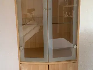 Lakeret træ vitrineskab 