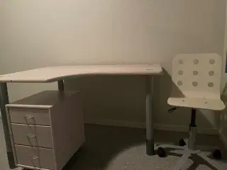 Flexa skrivebord, skuffesektion samt Ikea stol