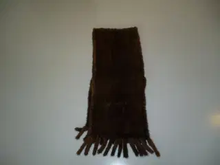 Lækker hæklet tørklæde mink sælges.