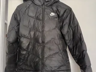 LÆKKER NIKE VINTERJAKKE MED HÆTTE STR 147-158