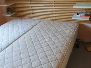 Sengegavl med hylder - passer til dobb. seng