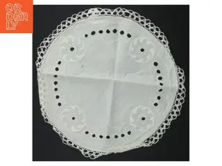 Hvidt broderet dækkeserviet (str. Ø. 25 cm)