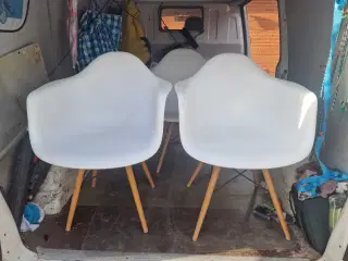 Skalstol i hård hvid plast 