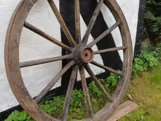 Gammel vognhjul i træ