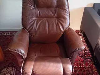 Lækker lænestol med fodhviler i 100% okselæder.