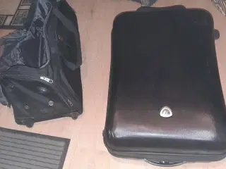 En sort kuffert og en rulletaske