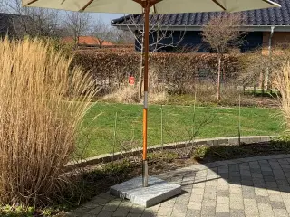 Skagerak parasol i beige farve med træstang og gra