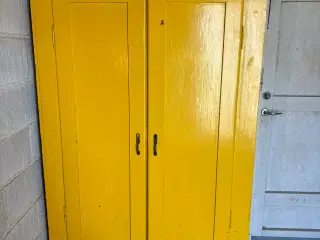 Smukt gammelt karlekammerskab