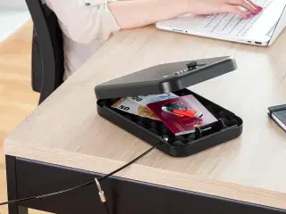 Sikkerhedsboks med kombinationslås - Prisaven, bærbar med stålkabel (sort)