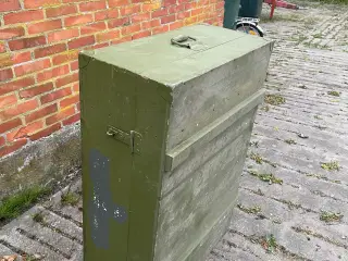 Gl.militær kasser. Som brug til havebord/barskab