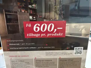 Stort køkken i hvid med kirksebærkanter