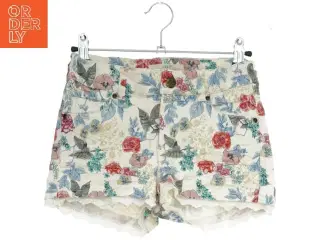 Blomstrede shorts fra Logg (str. 146)