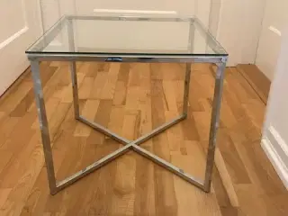 Lille glasbord med forkromet stålstel