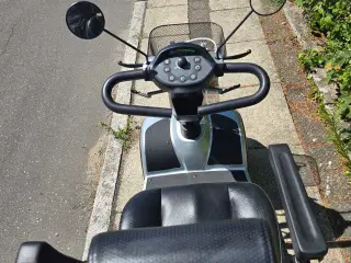 Elscooter mrk Invacare årg 2023