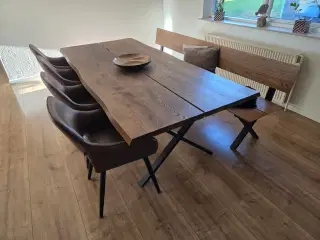 Spisebord med stole og bænk