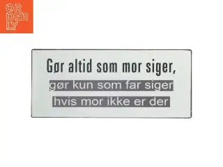 Vægskilt med tekst fra La Finesse (str. 30,5x13 cm)