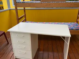 Skrivebord med skuffer 