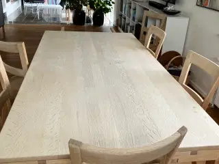 Spisebord sæbebehandlet. Med 2 plader. 