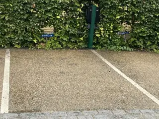 Parkeringsplads med el-lader til personbiler. Amager