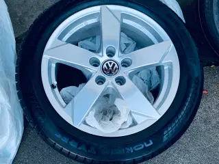 17", VW alufælge med Nokian vinterdæk