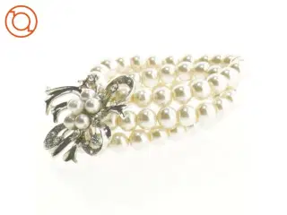 Perlearmbånd med blomsterdetalje (str. Ø 5 cm)