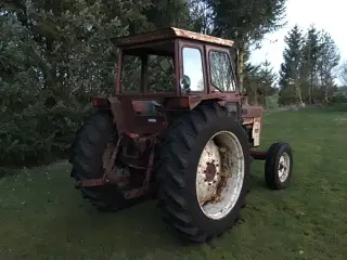 IH 824 traktor.