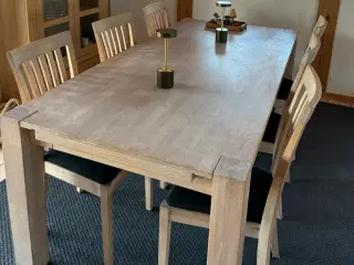Spisebord med 6 stole og 2 tillægsplader
