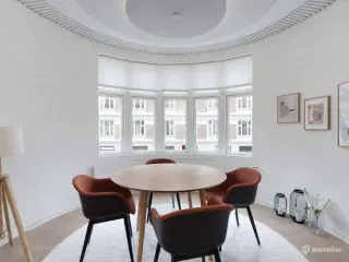 Centralt beliggende lejemål på Frederiksberg - med masser af lysindfald