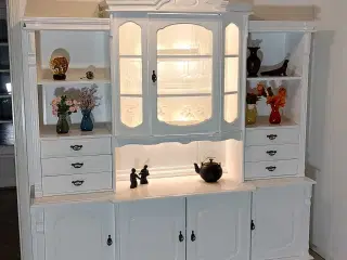 Ny malet vitrineskab 