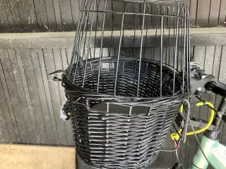 Hundecykelkurv og cykelkurv holder.