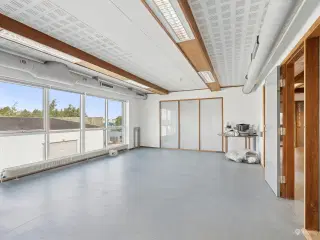 Nyistandsatte kontor- og lagerlokaler på 1. sal med adgang til elevator