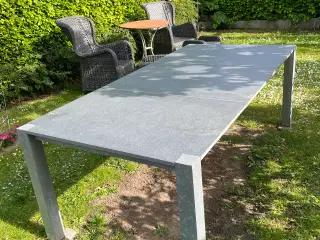 Stort havebord vedligeholdelsesfri